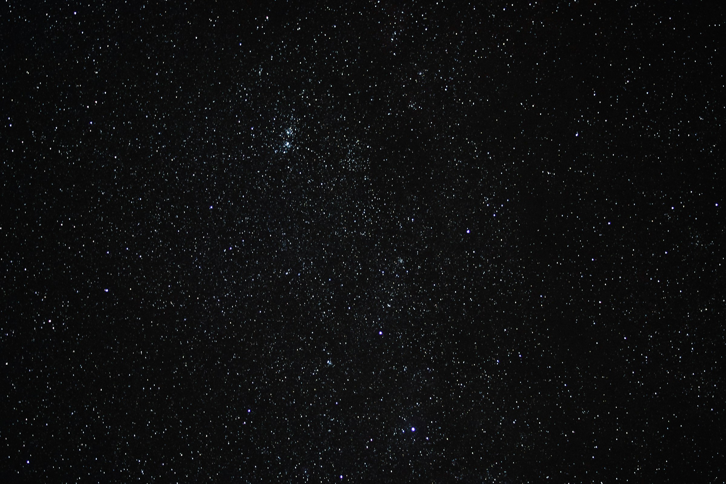 網站封面圖片，一張在黑夜中滿天繁星的照片
